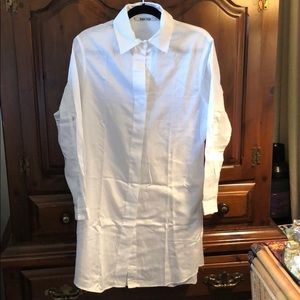 It’s a Royal Digs long sleeve white top